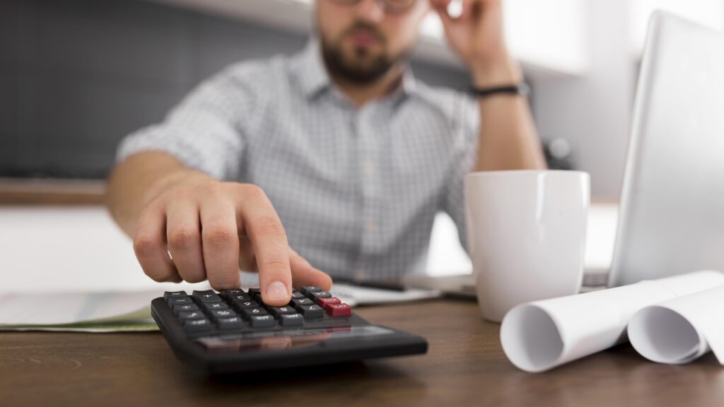 Homme qui fait ses comptes