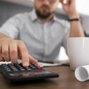 Homme qui fait ses comptes